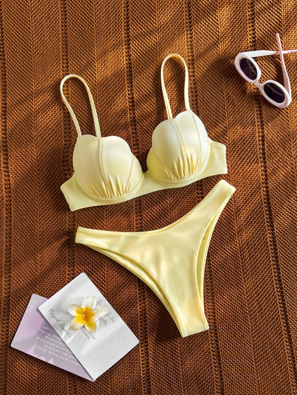 Bikinx Women's Solid Color Shell-Shaped Cup Bikini Set With Spaghetti