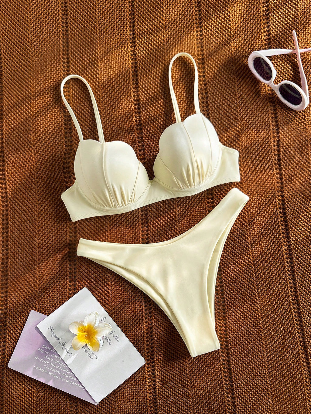 Bikinx Women's Solid Color Shell-Shaped Cup Bikini Set With Spaghetti